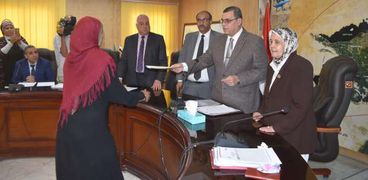 محافظ الفيوم يسلم 18 سيدة معيلة شهادات "أمان المصريين"