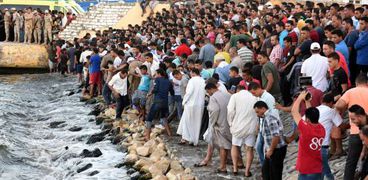 المئات من أهالى مدينة رشيد يبحثون عن جثث ضحايا المركب على ساحل المدينة