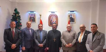 كاهن كنيسة السريان الأرثوذكس برفقه أعضاء حزب الوفد