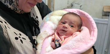الطفلة الرضيعة مريم في دور الرعاية