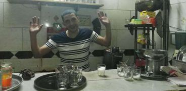 «عماد» أثناء عمله فى المقهى