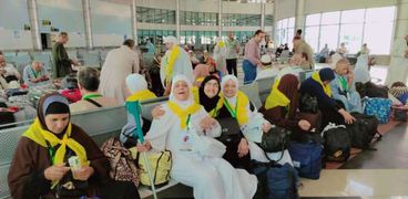 حجاج مصريين خلال سفرهم للحج هذا العام من مطار القاهرة