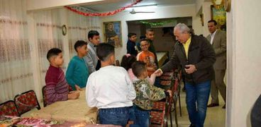 محافظ الأقصر يهنئ أطفال جمعية الكتاب المقدس