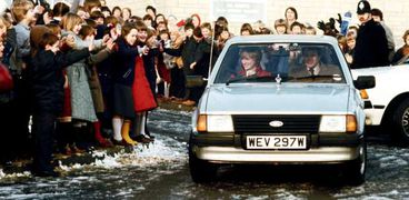 الأميرة ديانا تقود السيارة التي أهداها لها الأمير تشارلز في الخطوبة وبجوارها زوج المستقبل