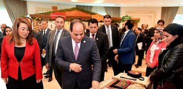 الرئيس عبدالفتاح السيسى وغادة والى خلال تفقد معرض المشغولات اليدوية لذوى الاحتياجات الخاصة