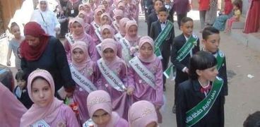 بالصور : مسيرة حاشدة للأطفال حاملي لواء "القرأن الكريم " تزين "شرشابة"