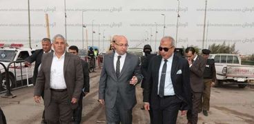 محافظة بني سويف ومدير الأمن يتابعان الحركة المرورية بكوبري النيل