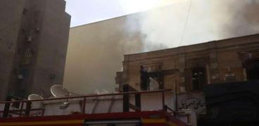 قوات الدفاع المدني تواصل السيطرة علي حريق محلات وسط مدينة  اسيوط