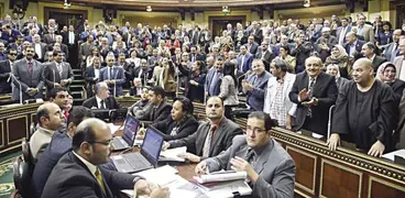 أعضاء مجلس النواب خلال جلسة الموافقة على قانون الجمعيات الأهلية رقم 70 لعام 2017