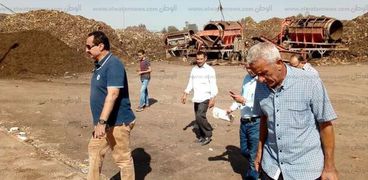 بالصور: رئيس المحلة يخاطب مسئولي الإنتاج الحربي لإنهاء أعمال حصر معدات مصنع تدوير القمامه