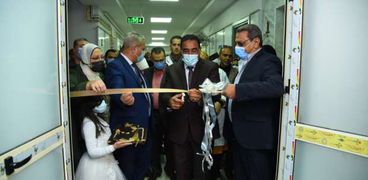 اللواء خالد شعيب ونواب مطروح والقيادات التنفيذية خلال افتتاح تطوير مستشفى النساء والولادة