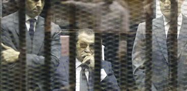 «مبارك» ونجلاه «علاء وجمال» فى إحدى جلسات محاكمتهم بتهمة الكسب غير المشروع «صورة أرشيفية»