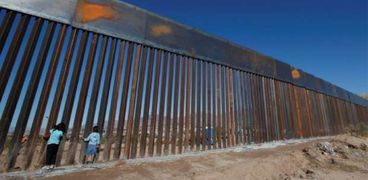 جدار الحدودي بين أمريكا والمكسيك