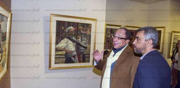«عبدالعاطى» ود. أشرف رضا أستاذ بكلية الفنون الجميلة فى المعرض