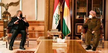 مسعود بارزانى أثناء لقائه مع رئيس جهاز الأمن الوطنى العراقى