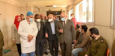 رئيس جامعة أسيوط يتابع إجراءات الوقاية ومكافحة العدوى بالاستقبال العام  بمستشفيات أسيوط الجامعية