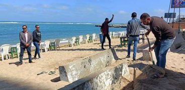 إزاحة بلوكات حماية شواطئ الإسكندرية