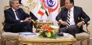 وزير الصحة يبحث مع السفير الإيطالي إنشاء مصانع جديدة للأدوية بمصر