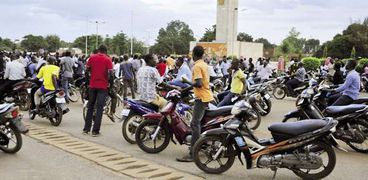 عدد من مواطنى بوركينا فاسو فى ساحة القصر الرئاسى «أ.ف.ب»