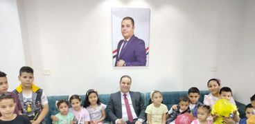 برلماني يوزع هدايا على الأطفال ابتهاجا بعيد الفطر المبارك في بني سويف