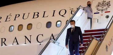 الرئيس الفرنسي أثناء وصوله مطار بغداد الدولي