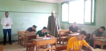 رئيس منطقة كفر الشيخ الأزهرية خلال متابعة أعمال الامتحانات