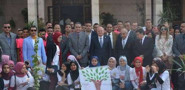 بالصور| رئيس جامعة الزقازيق يشارك في مبادرة لتشجير الحرم الجامعي