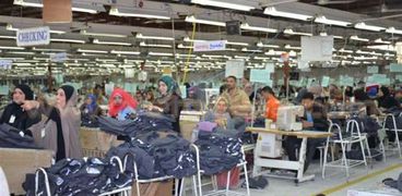 أحد  مصانع لصناعة الملابس.. صورة أرشيفية