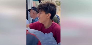 طفل فلسطيني يتشبث بجثمان شقيقته