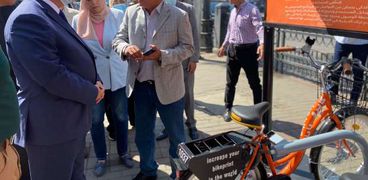محافظ القاهرة يتفقد مشروع الدراجات بالقاهرة كايرو بايك