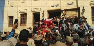 الآلاف يشيعون جثمان الشهيد الرائد عمرو فريد في جنازة عسكرية بأسوان