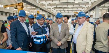 وزير الدولة للإنتاج الحربي يتفقد مصنع «حلوان لمحركات الديزل»