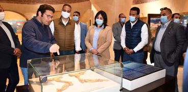 محافظ الفيوم ونائب وزير السياحة يتفقدان متحف الحفريات وتغير المناخ