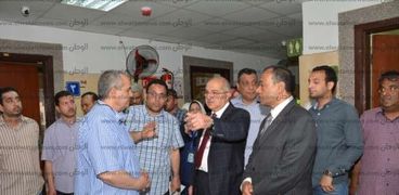 رئيس جامعة أسيوط يأمر بمضاعفة نوبات عمل الصيادلة بمعهد جنوب مصر للأورام