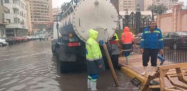رفع تراكمات المياه من شوارع الإسكندرية