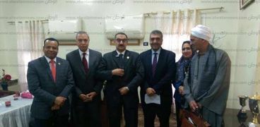 اشرف شرقاوي وزير قطاع الاعمال مع نواب قنا