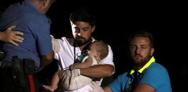 إنقاذ طفل رضيع من تحت حطام منزل بإيطاليا