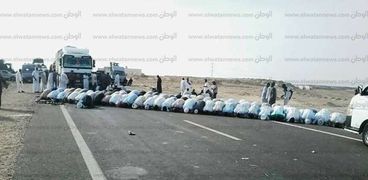 الصلاة أثناء قطع طريق أبو سمبل - أرشيفية