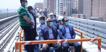 وزير النقل يستقل قاطرة اختبار خط المترو الرابع ويوجه برعاية العمال طبيا