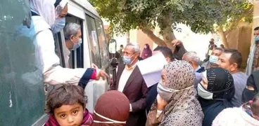 قافلة طبيبة تتجول داخل محافظة أسيوط لعلاج المرضي بالمجان