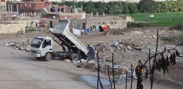 سيارة مجلس ومدينة المركز أثناء إلقاء القمامة