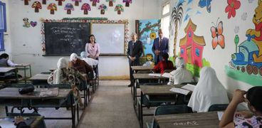 محافظ المنيا ووكيل وزارة التعليم خلال تفقد الامتحانات