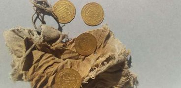 اكتشاف 28 دينارا من الذهب و5 قطع صغيرة من دنانير من العصر العباسي بالفيوم