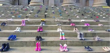أحذية الأطفال المنتحرين على سلم «سانت جورج»