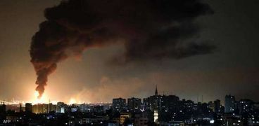 ألسنة النار والدخان تتصاعد من غزة جراء القصف الإسرائيلي