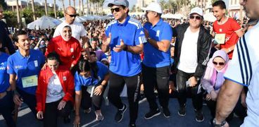 وزير الرياضة يقود ماراثون رياضي وسط حضور 7 آلاف مشارك