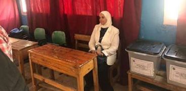 شقيقة الرئيس السيسي "رضا السيسي" تدلي بصوتها في الاستفتاء على التعديلات الدستورية