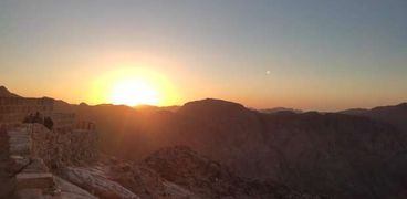 شروق الشمس فوق جبل موسي بسانت كاترين