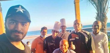 تامر حسني مع العاملين بالقطاع السياحي
