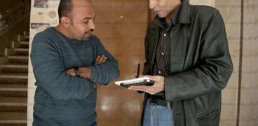 محرر «الوطن» مع عضو بفريق عمل شركة شمال القاهرة لتوزيع الكهرباء مع العدادات الجديدة